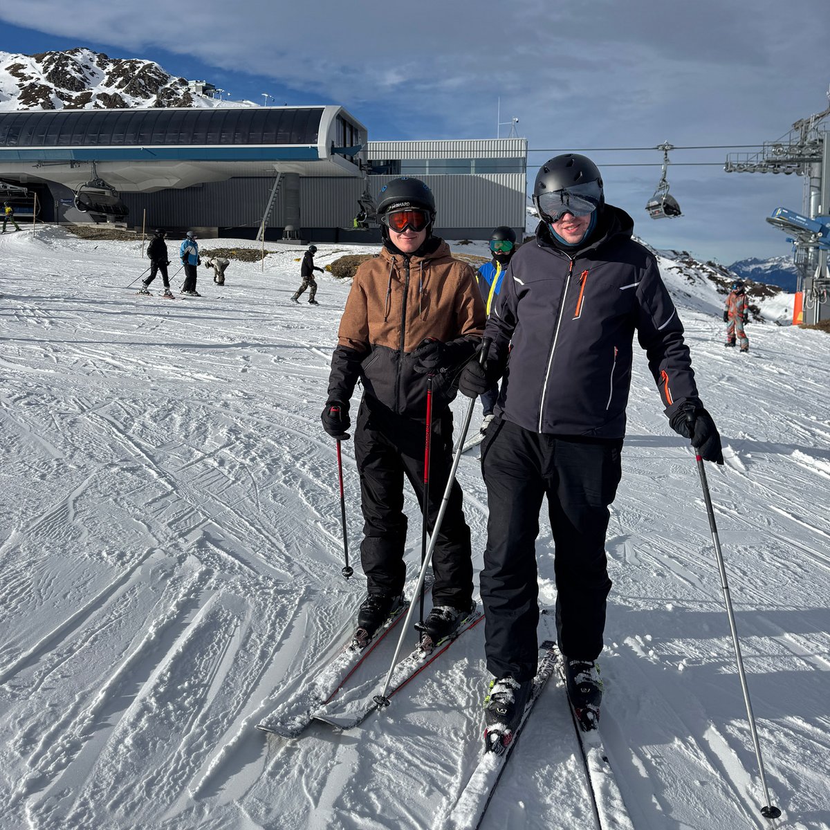 FISCHER Mitarbeiter beim Skifahren