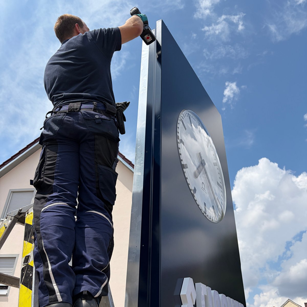 FISCHER Uhr wird festgeschraubt