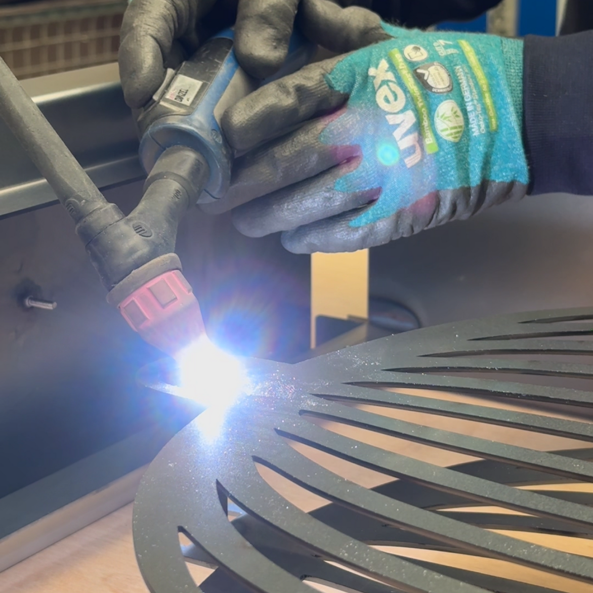  Trainees weld their project 
